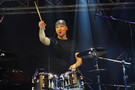 ﻿10.01.2014 drummer's focus 30Y-Liveshow mit ALEX HOLZWARTH:
df-Lehrer Alex Holzwarth während seines Drumsolos .. seine Erfahrung im Umgang mit den größten Livebühnen der Welt sieht man ihm an! :)