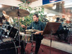 ﻿Cloy Petersen in den Anfängen seiner Schlagzeugschule mit 25/26 Jahren in seinem Unterrichtsraum.