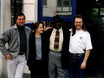 ﻿v.l.n.r.: Cloy mit seiner langjährigen Schülerin Carola Grey, Bernard Purdie und df-Lehrer Tony Kreitmayr vor dem Haupteingang des df München.