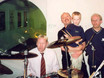 ﻿Pur-Produzent Dieter Falk (rechts) und SWR-Moderator Matthias Holtmann (links) und Sohn Max zu Besuch bei Andy Witte (Mitte) im df.S im Juli 2000.