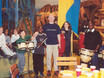 ﻿Andy Witte im Mai 2001 mit df-Schülern bei Aufnahmen zu der Kindersendung 'Tigerentenclub' im Fernsehstudio.