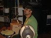 ﻿Tony Liotta am 12. Mai 2006 im drummer's focus München. Frei nach dem Motto: 'grooven kann man auf allem, was Klang erzeugt'. Hier auf dem Bild zu Beginn des Workshops erst einmal auf dem Pad ein paar Grundtechniken.