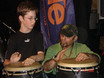 ﻿Tony Liotta mit einem jungen df-Schüler bei der Conga-Technik am 12. Mai 2006 im drummer's focus München.