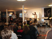 ﻿Abschlussprüfung in der Schlagzeugschule Drumlab am 29. Oktober 2006 in Freudenstadt. Christoph Schlumberger kündigt den Gastdrummer Pete Wrba aus München an.