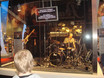 ﻿df-Lehrer Alex Holzwarth am 13. März 2008 auf der Musikmesse Frankfurt mit seinem Bruder dem Bassisten Oliver im Groove-Showcases in der Sound-Kabine von Pearl-Drums. Man beachte im Bildschirm: 'Germany's hottest Rock-Rhythm-Section' ... da haben wir's! Also doch Peepshow :-)