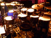 ﻿22.April 2013: Workshop Ralf Gustke für drummer's focus im Yard Club Köln:
Ralf Gustkes Drumset auf der Bühne - typisch: verschiedene Snares und jede Menge Becken für verschiedene Stimmungen und Musikrichtungen.