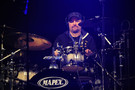 ﻿10.01.2014 drummer's focus 30Y-Liveshow mit der Band ACHT:
Ehemaliger df-Schüler Andy Lind mit ACHT und seinem typischen und ausdrucksstarken Groove bei 30Y.